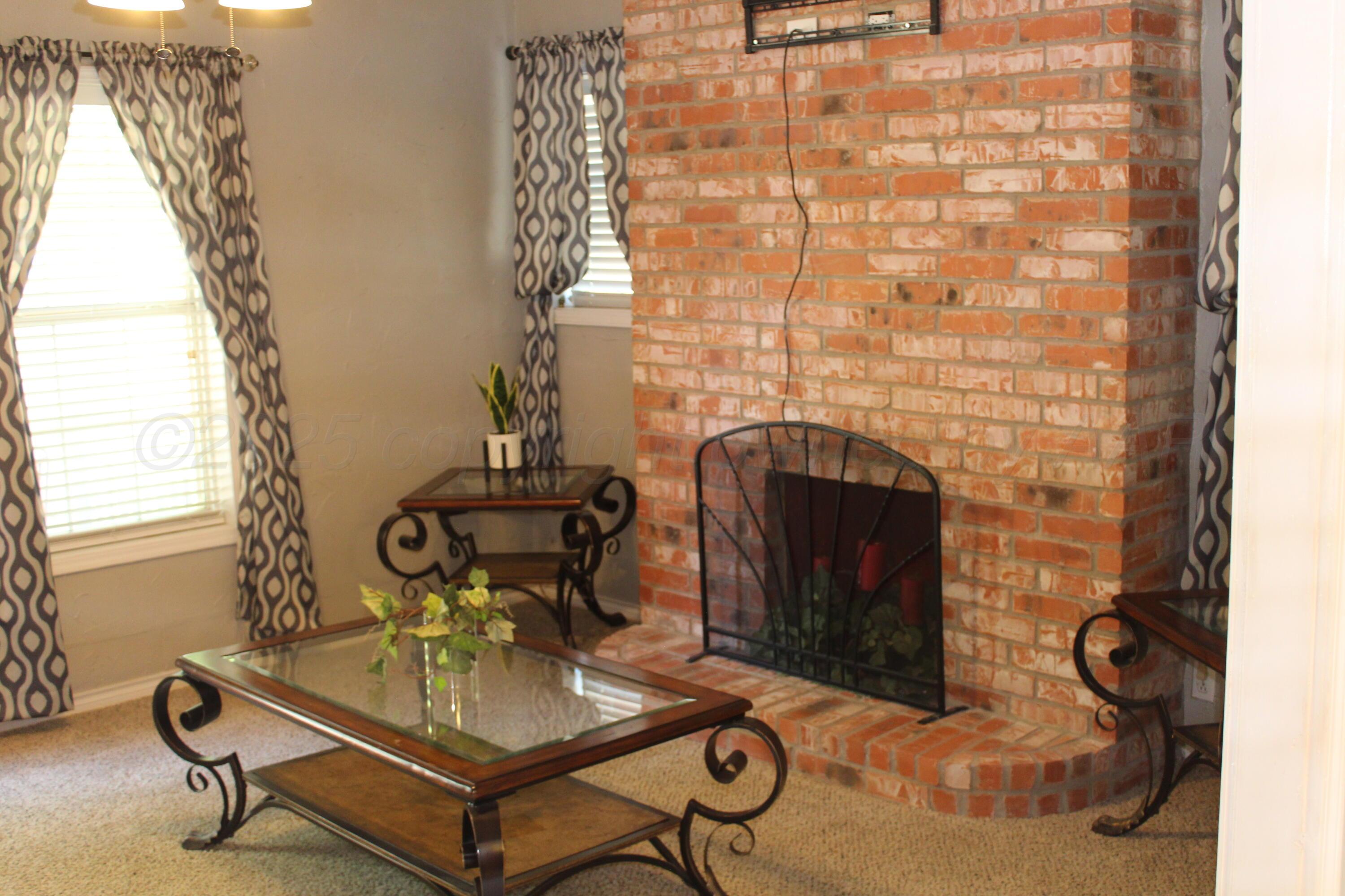 608 North 10th Street Memphis, TX 79245 - Photo 13 of 32 a living room with a fireplace