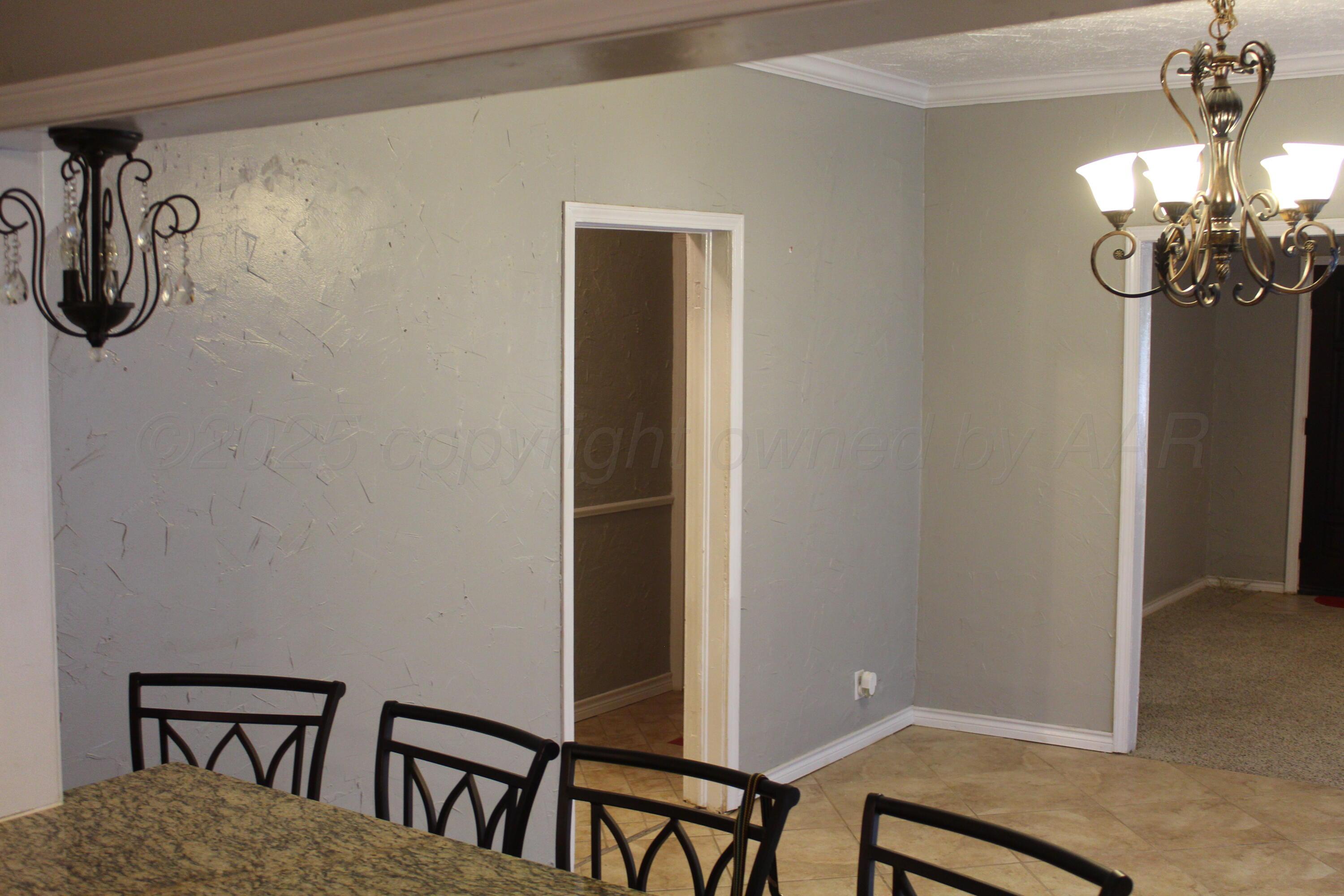 608 North 10th Street Memphis, TX 79245 - Photo 20 of 32 a bathroom with a mirror and a shower
