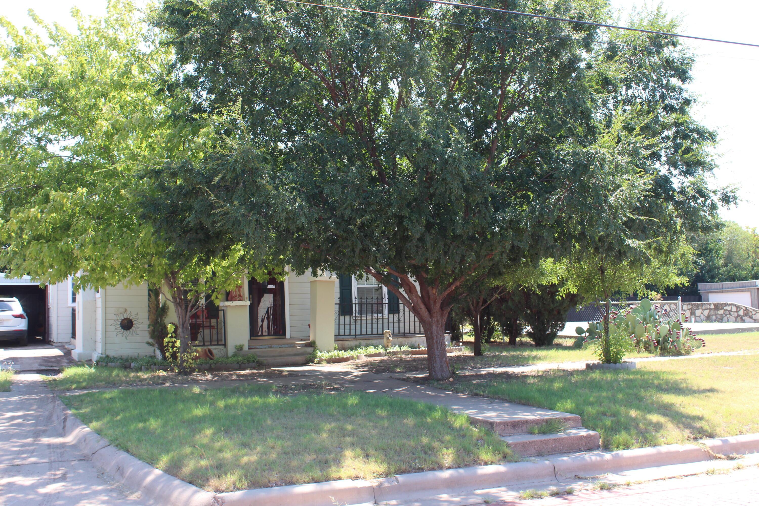 608 North 10th Street Memphis, TX 79245 - Photo 2 of 32 a view of a house with yard and tree s