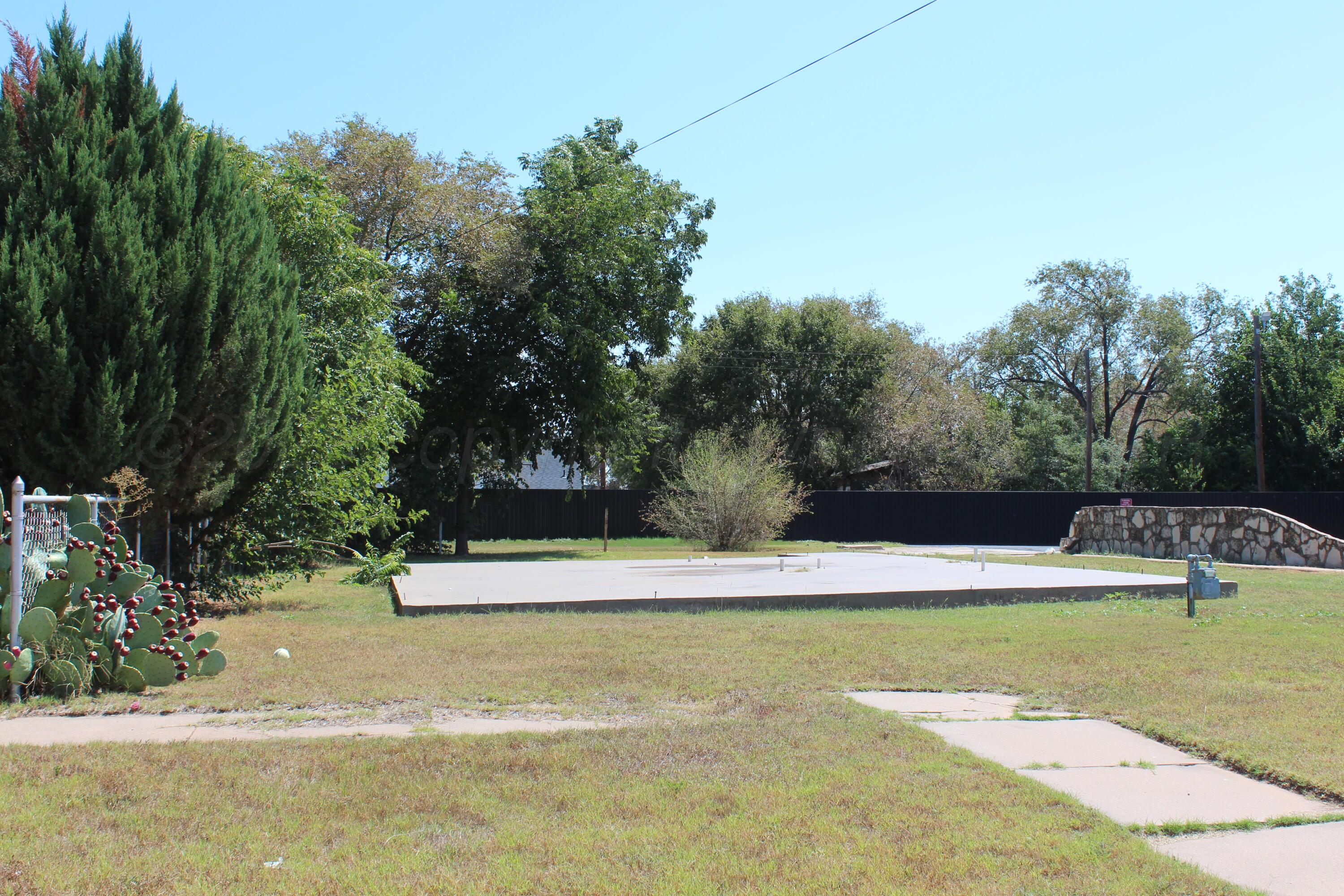 608 North 10th Street Memphis, TX 79245 - Photo 3 of 32 a view of a swimming pool with a yard