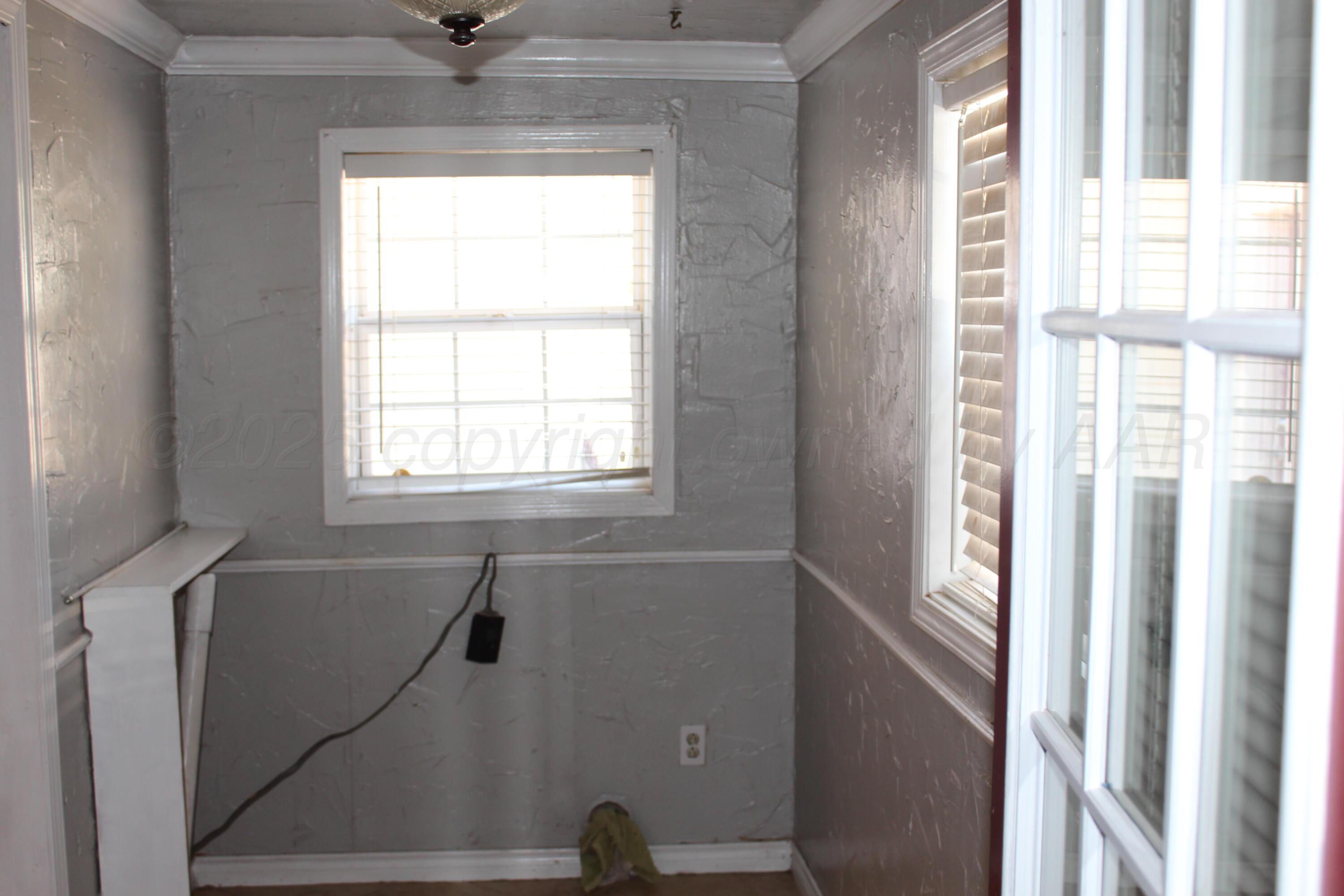 608 North 10th Street Memphis, TX 79245 - Photo 32 of 32 a bathroom with a bathtub and shower