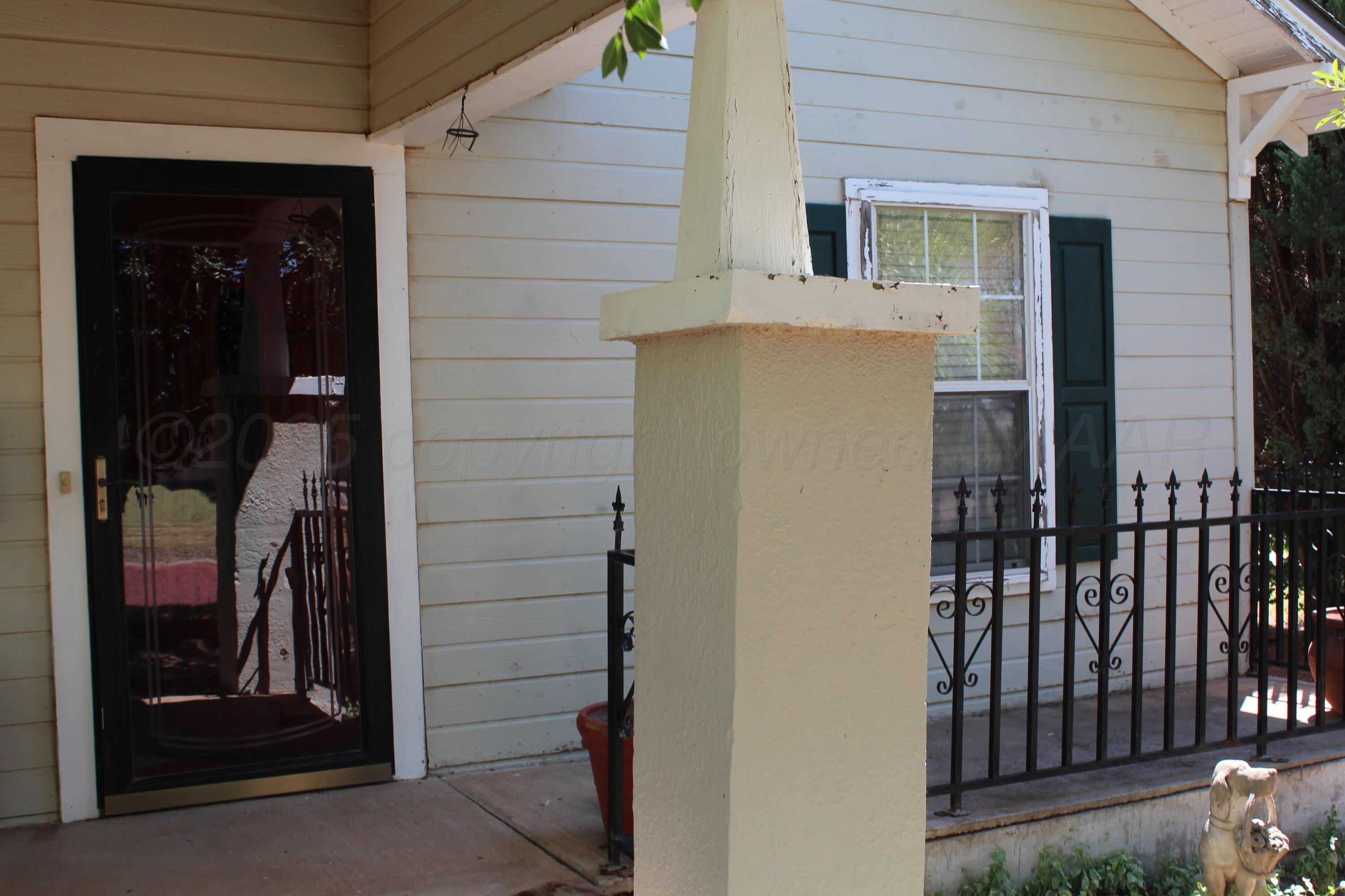 608 North 10th Street Memphis, TX 79245 - Photo 4 of 32 a view of a house with a door and wooden door