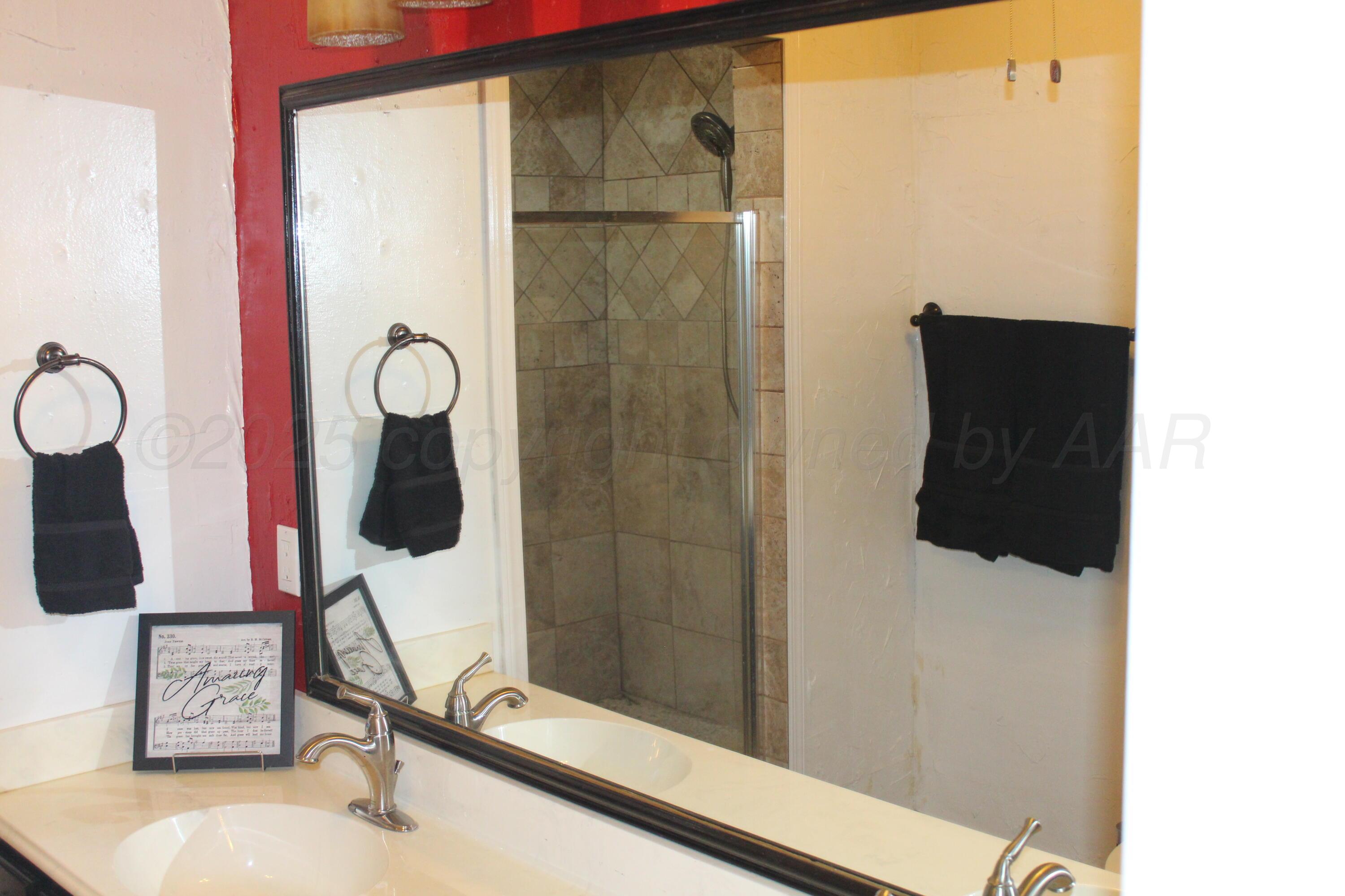 608 North 10th Street Memphis, TX 79245 - Photo 10 of 32 a bathroom with a shower