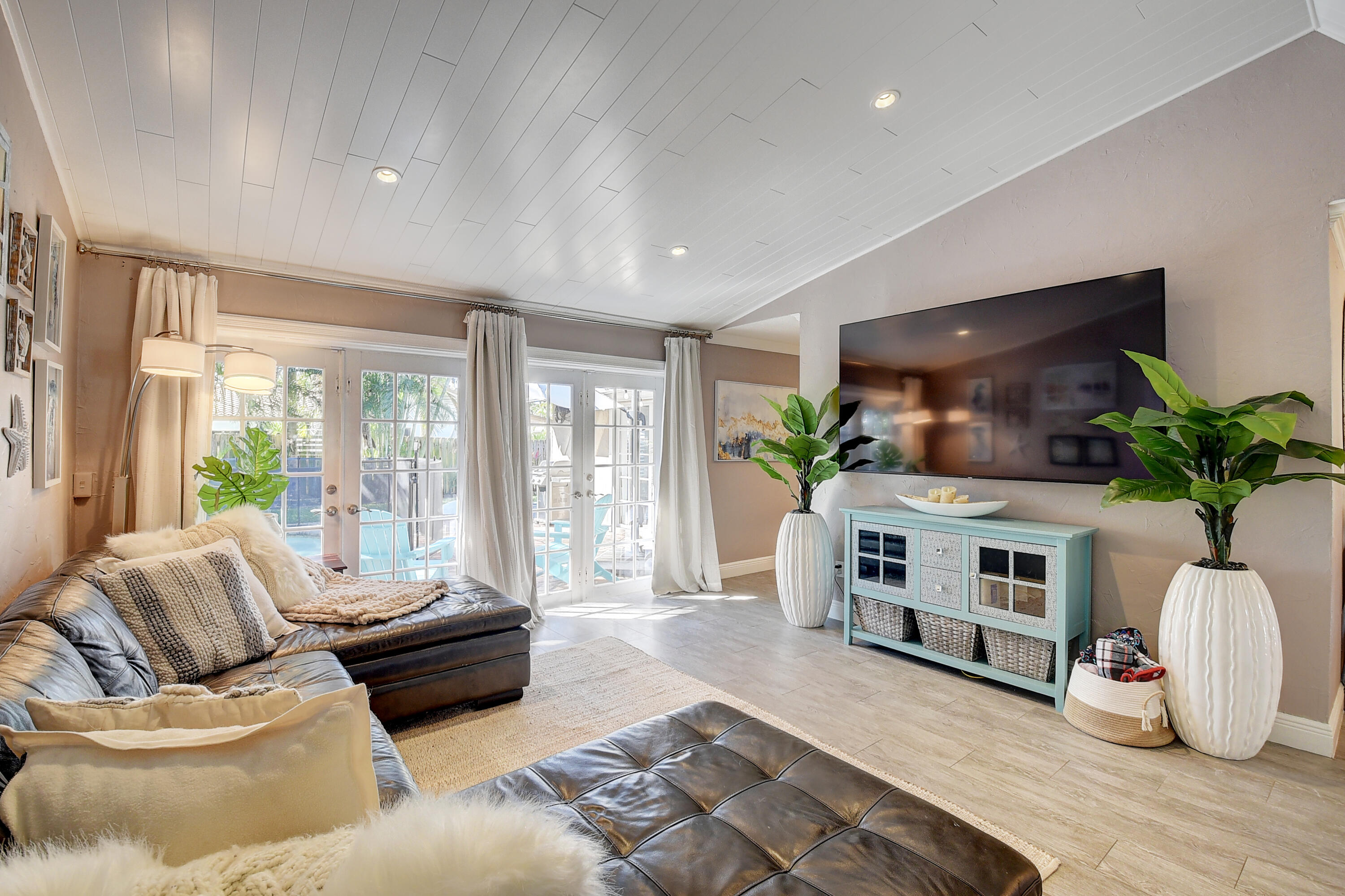 1224 Northwest 16th Street Boca Raton, FL 33486 - Photo 9 of 29 Living Room