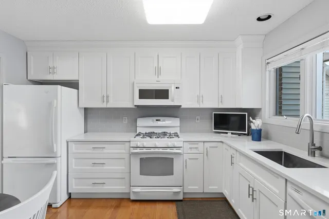 $349,900 | 3 Steeplechase Drive, Unit 3, Newington, CT 06111