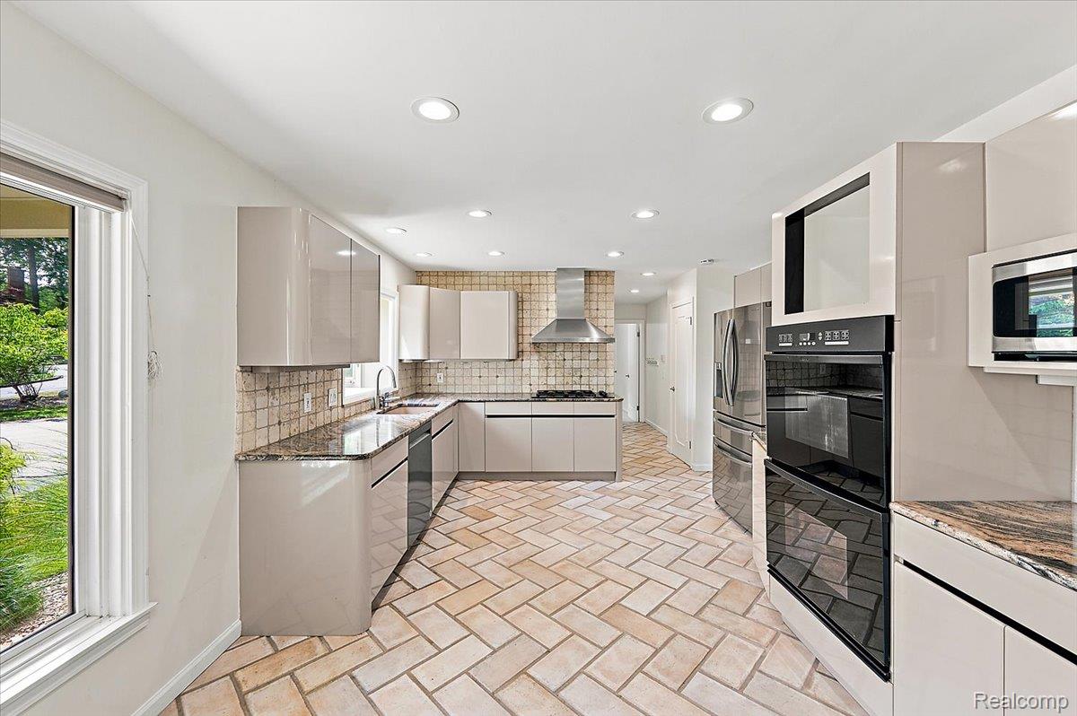 980 Sandhurst Road Bloomfield Hills, MI 48302 - Photo 22 of 75 Kitchen Alternate View