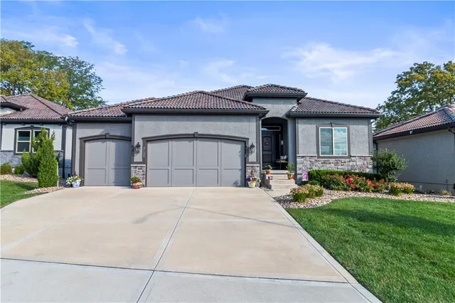 $615,000 | 2122 Northwest Ashurst Drive, Lee's Summit, MO 64081