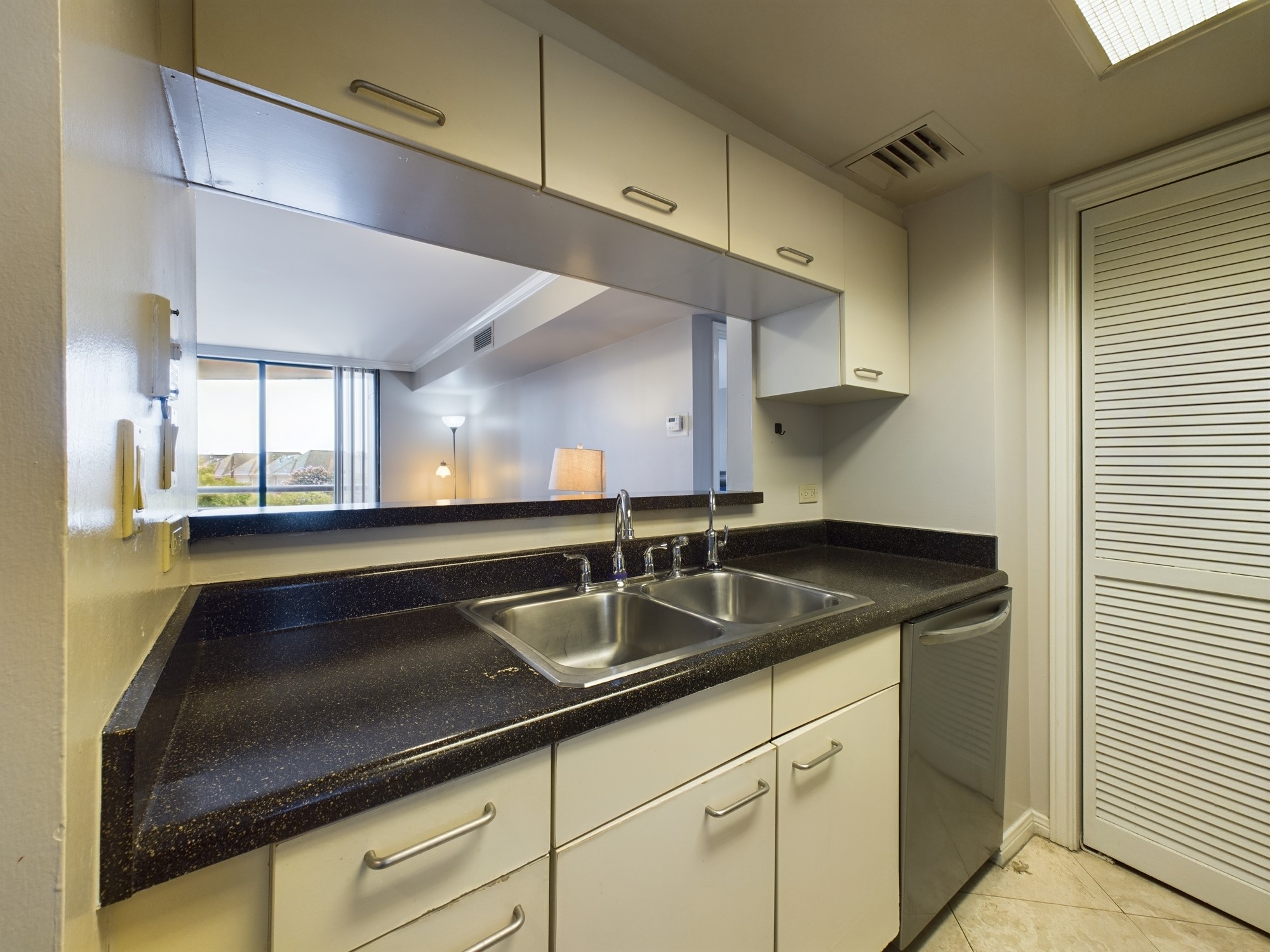 3525 Sage Road, Unit 412 Houston, TX 77056 - Photo 11 of 29 Kitchen w/Dual Sink & Dishwasher