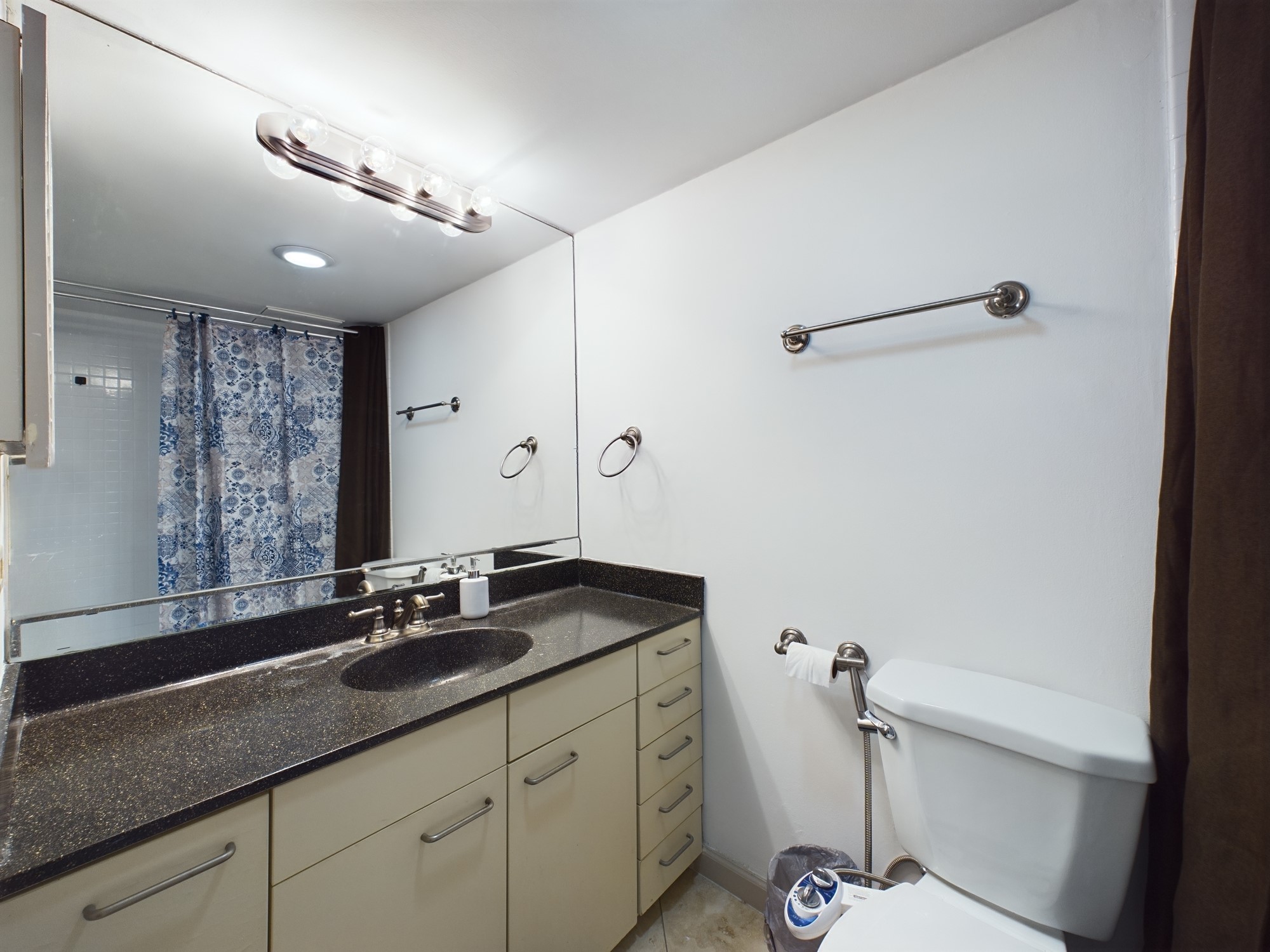 3525 Sage Road, Unit 412 Houston, TX 77056 - Photo 17 of 29 Bath with Oversized Vanity