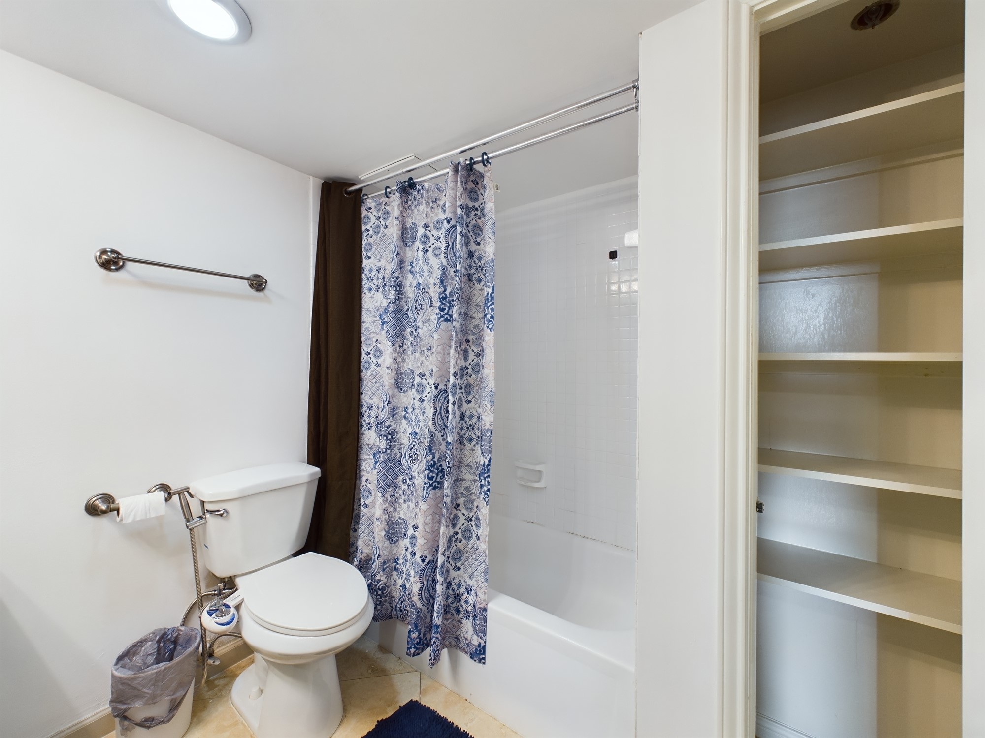 3525 Sage Road, Unit 412 Houston, TX 77056 - Photo 18 of 29 Tub/Shower Combo & Linen Closet