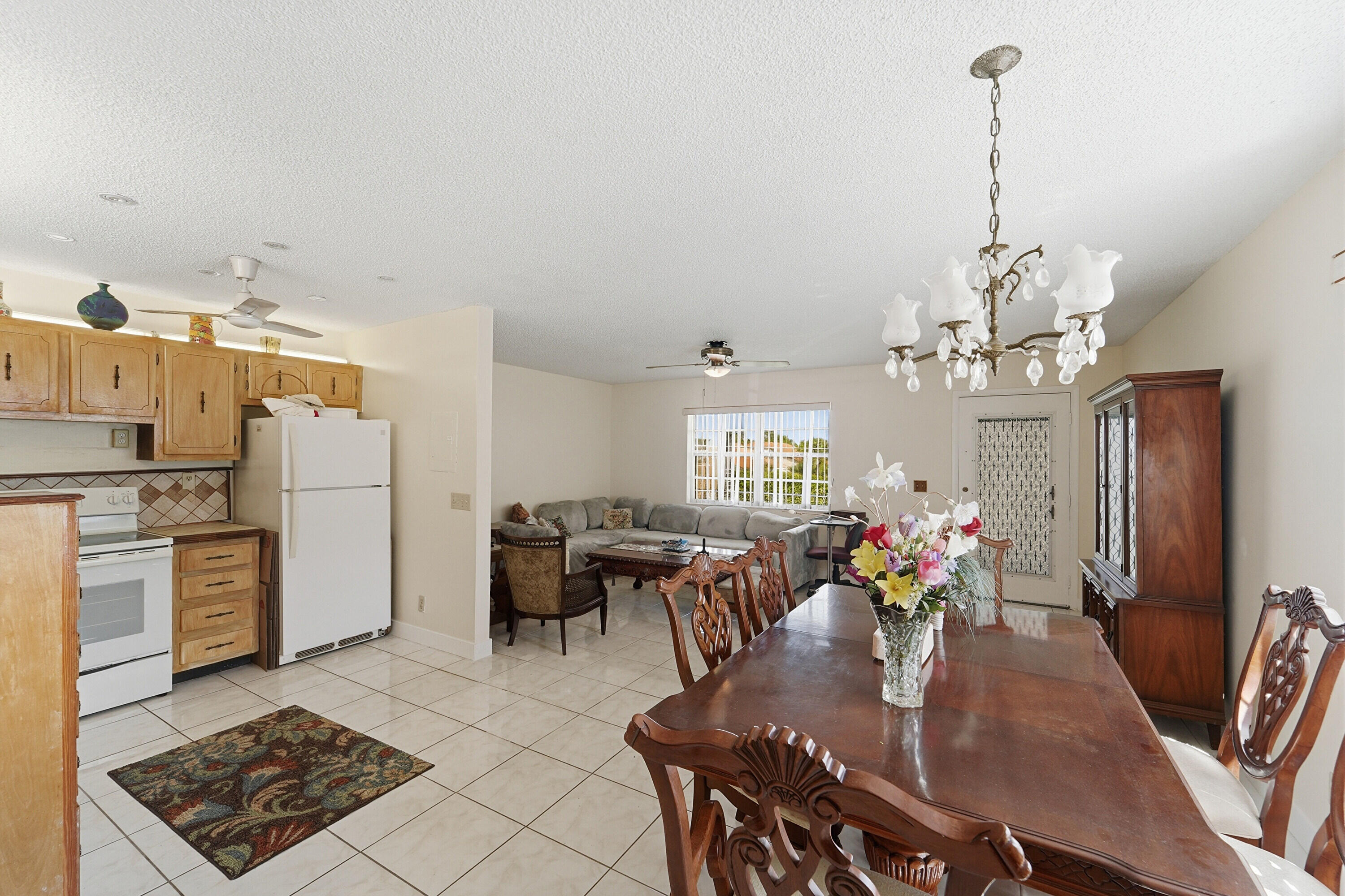 226 Normandy Lane, Unit E Delray Beach, FL 33484 - Photo 6 of 35 a very nice looking dining room with a table and chairs