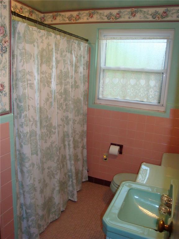 108 Rutledge Drive Fox Chapel, PA 15215 - Photo 14 of 24 Period family bath just ready for your decor renovations.