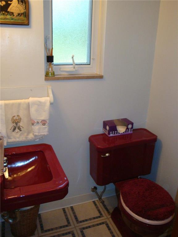 108 Rutledge Drive Fox Chapel, PA 15215 - Photo 20 of 24 Maroon fixtures - aren't they great!