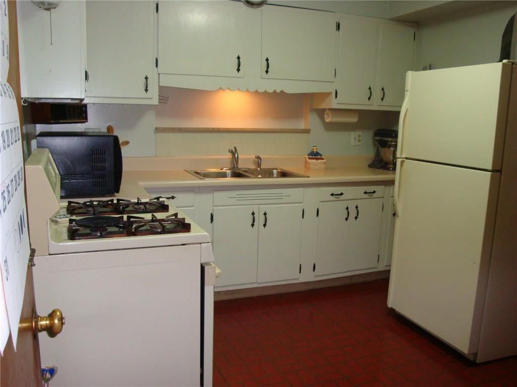 108 Rutledge Drive Fox Chapel, PA 15215 - Photo 10 of 24 Efficient eat-in kitchen for easy family meal prep.
