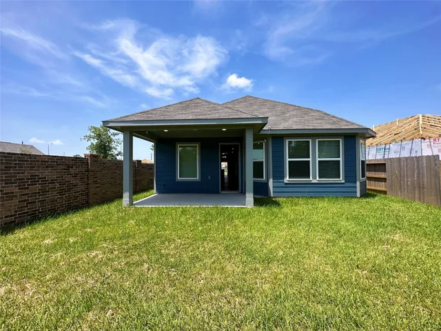 a view of a house with backyard porch and garden