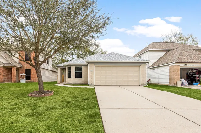 front view of house with a yard