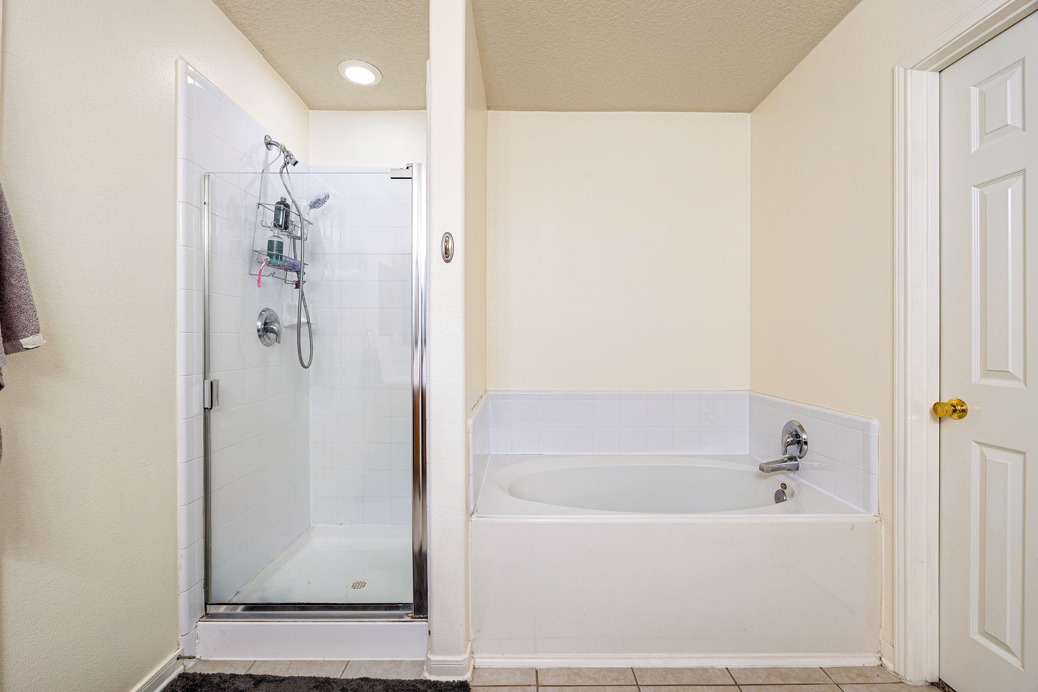 16945 Scenic Knoll Conroe, TX 77385 - Photo 25 of 39 a bathroom with a bathtub