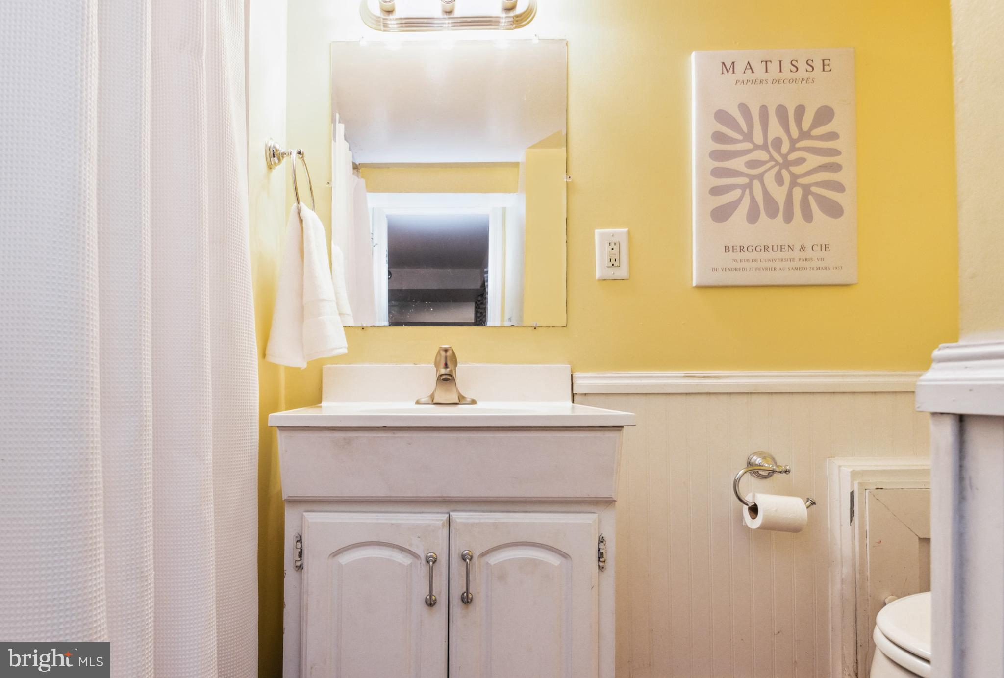 716 Anneslie Road Baltimore, MD 21212 - Photo 17 of 27 a bathroom with a sink a toilet and mirror
