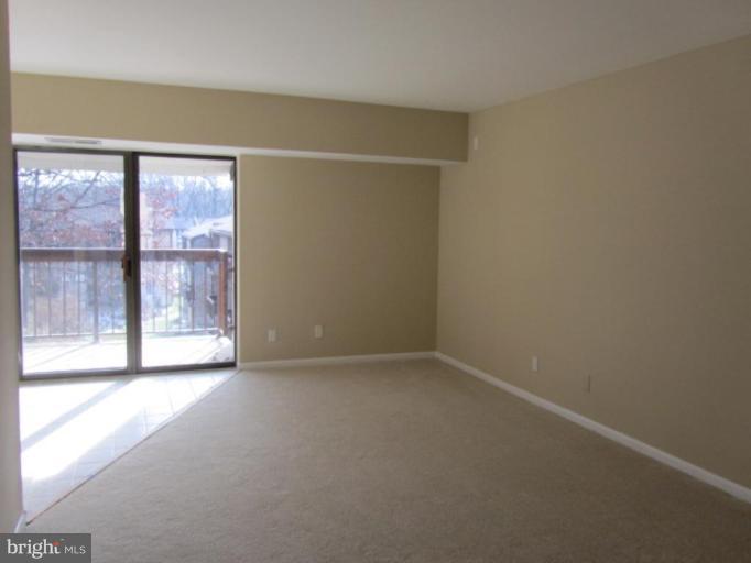 2253 Castle Rock Square, Unit 22C Reston, VA 20191 - Photo 6 of 10 Living Room