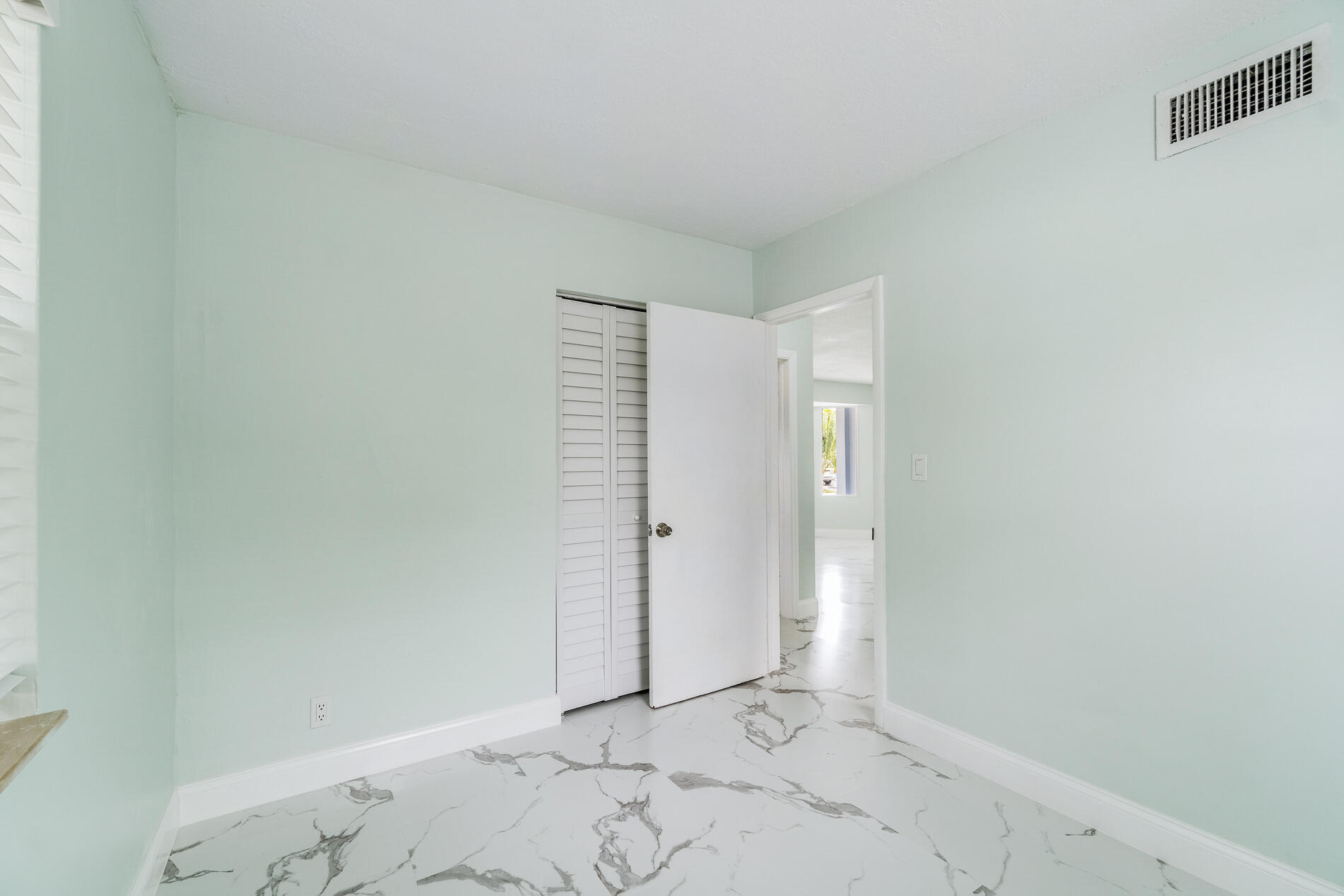 298 Jeffery Street Boca Raton, FL 33487 - Photo 13 of 24 17