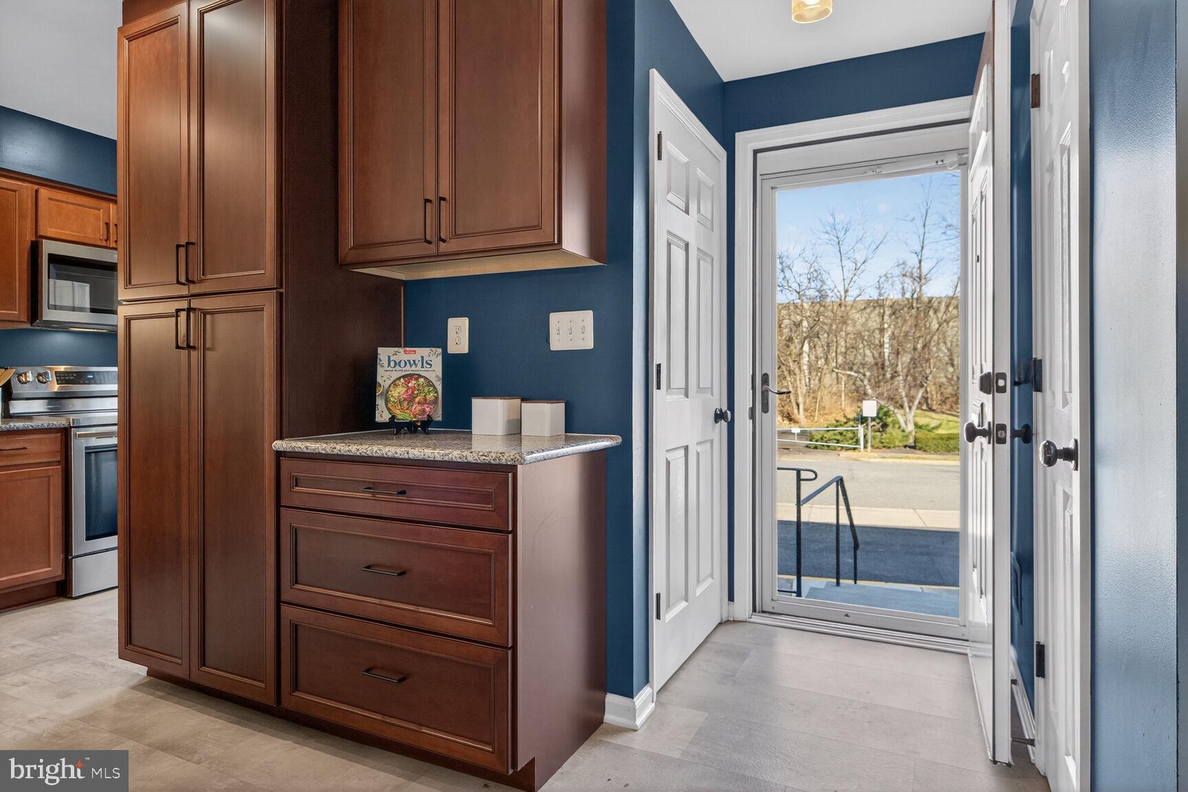 7207 Evanston Road Springfield, VA 22150 - Photo 4 of 118 Perfect Foyer for Welcoming Guests!
