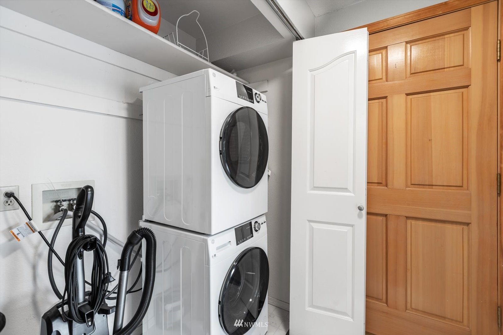 555 Walnut Street, Unit 4 Edmonds, WA 98020 - Photo 11 of 16 a utility room with dryer and washer