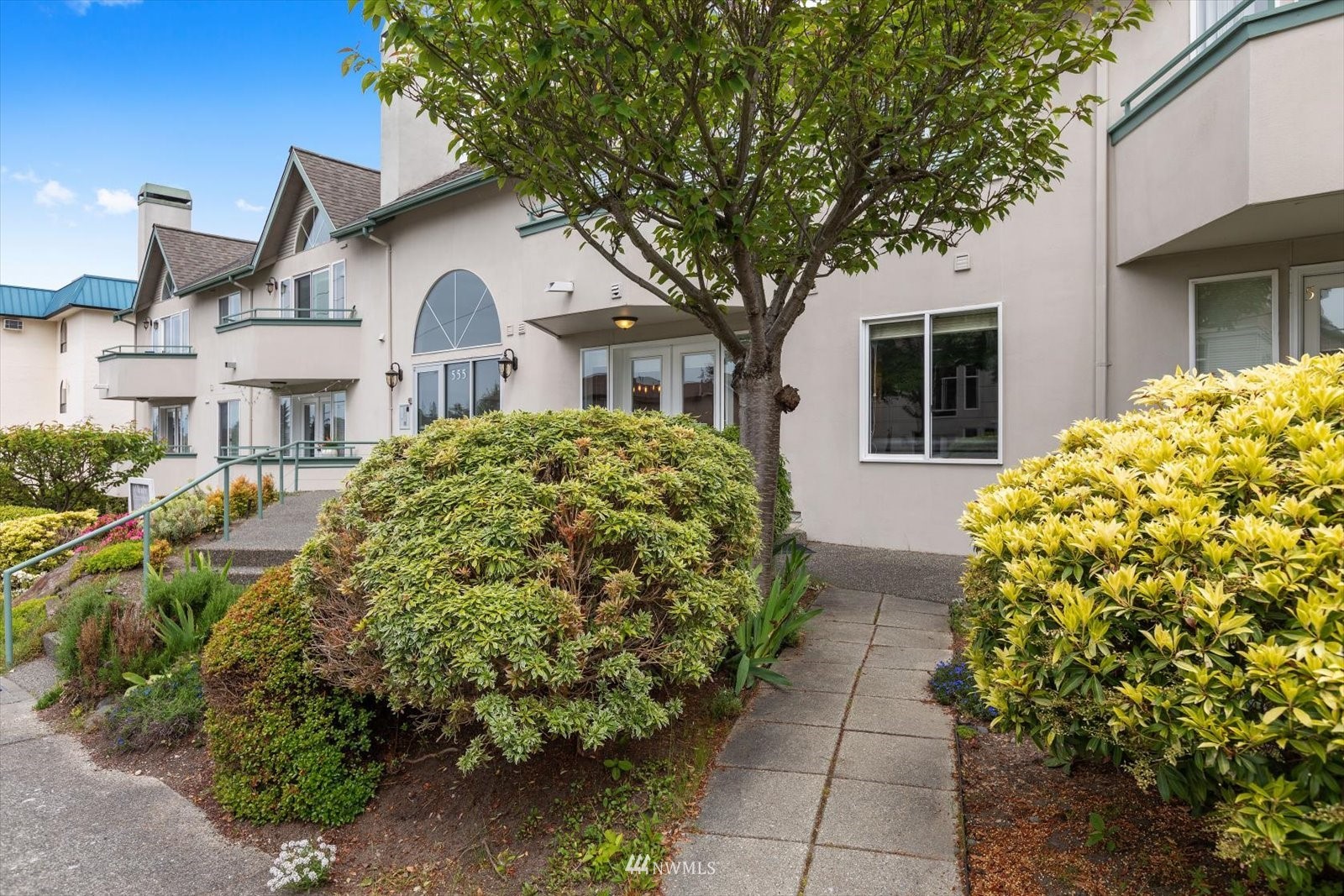 555 Walnut Street, Unit 4 Edmonds, WA 98020 - Photo 13 of 16 a front view of a house with garden