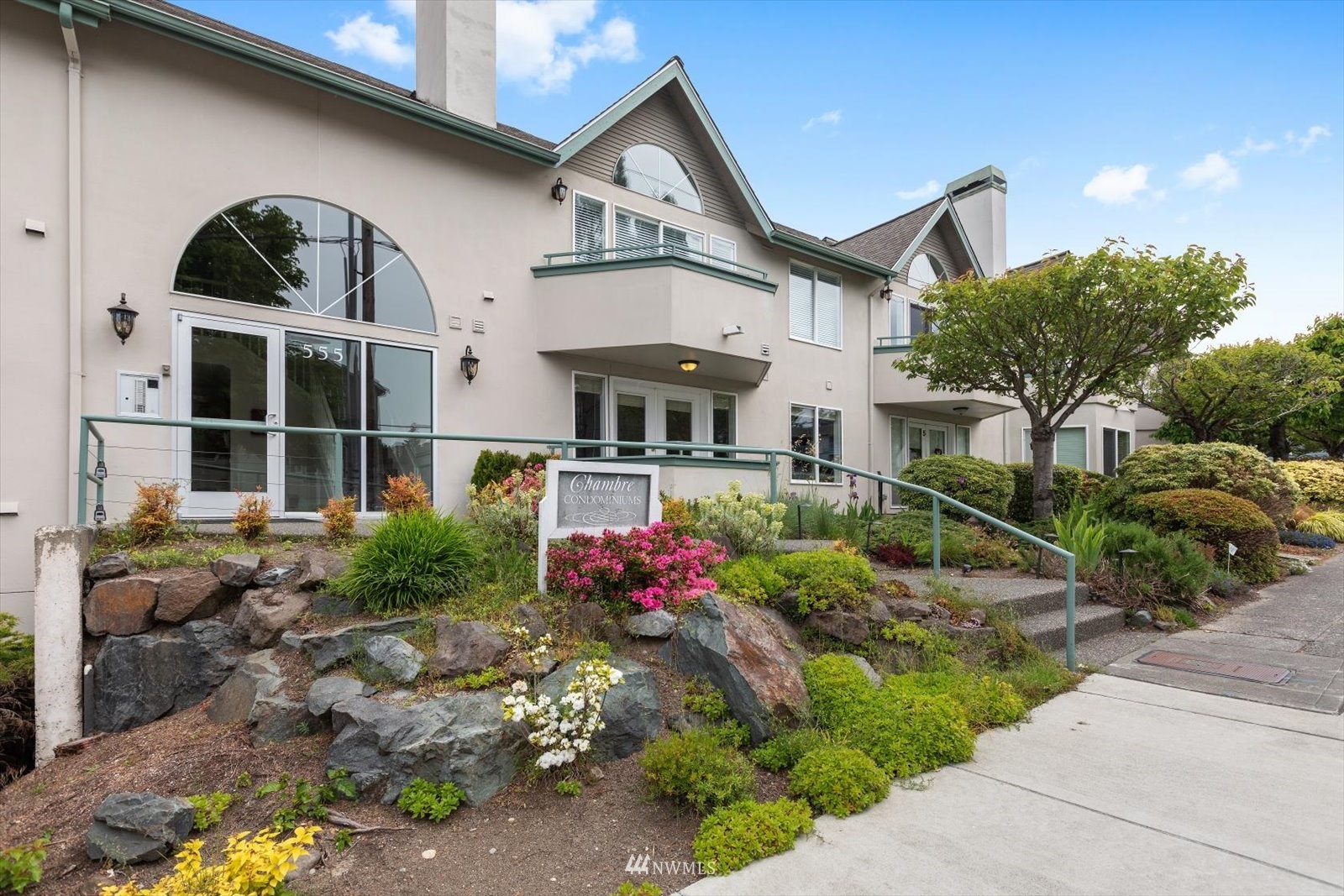 555 Walnut Street, Unit 4 Edmonds, WA 98020 - Photo 2 of 16 a front view of a house with a garden