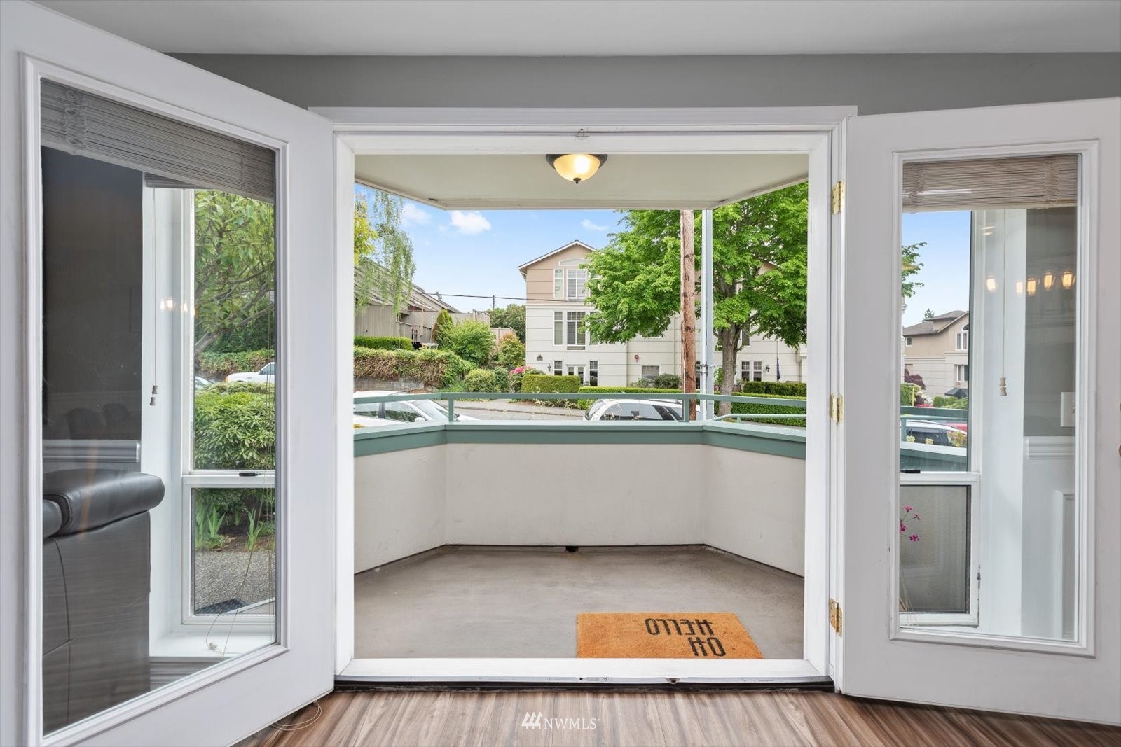 555 Walnut Street, Unit 4 Edmonds, WA 98020 - Photo 3 of 16 a view of an empty room and window