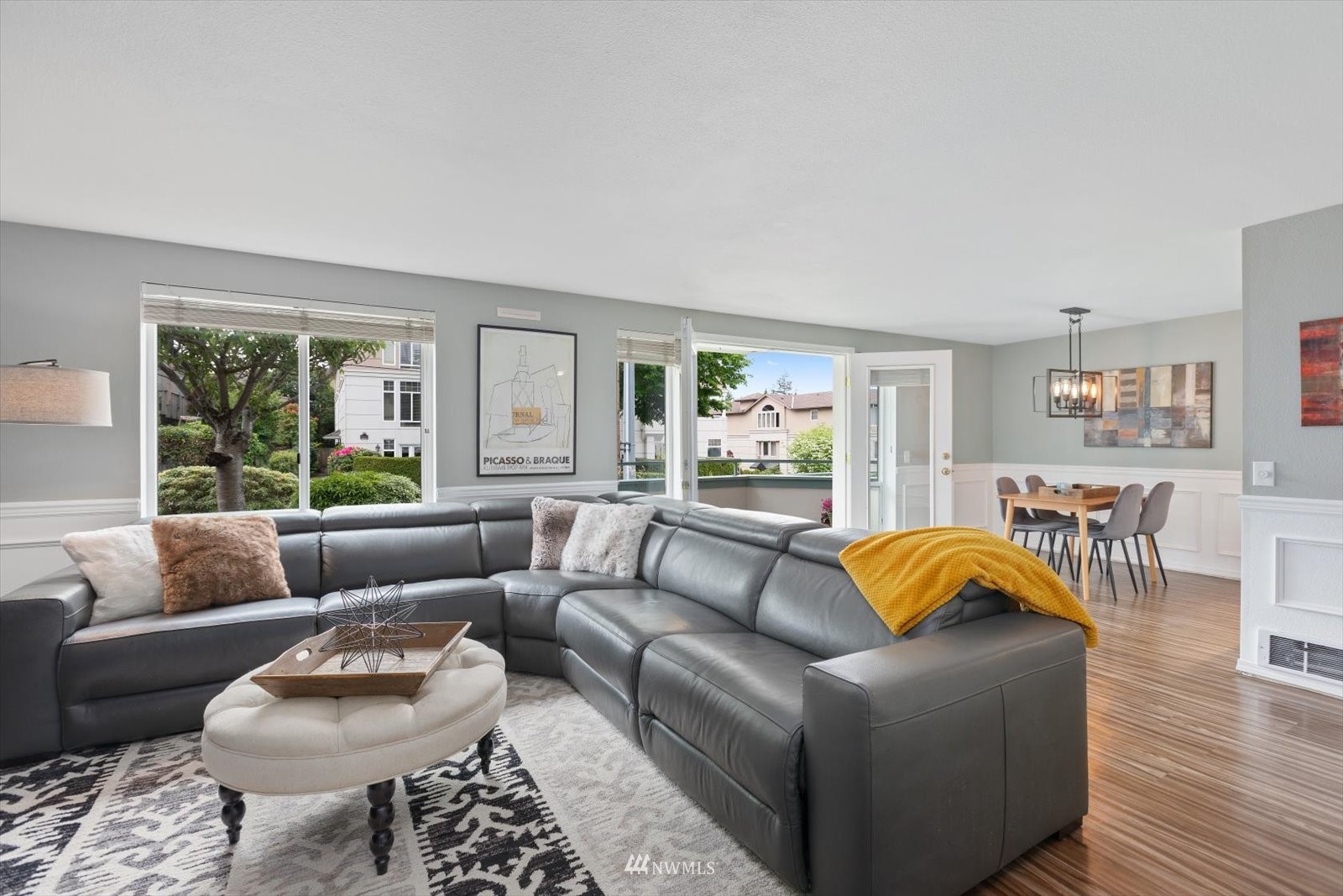 555 Walnut Street, Unit 4 Edmonds, WA 98020 - Photo 6 of 16 a living room with furniture and a large window
