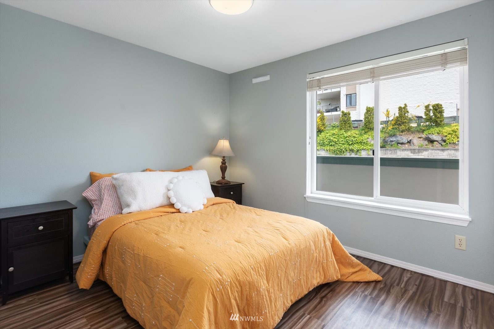 555 Walnut Street, Unit 4 Edmonds, WA 98020 - Photo 10 of 16 a bed sitting in a bedroom next to a window