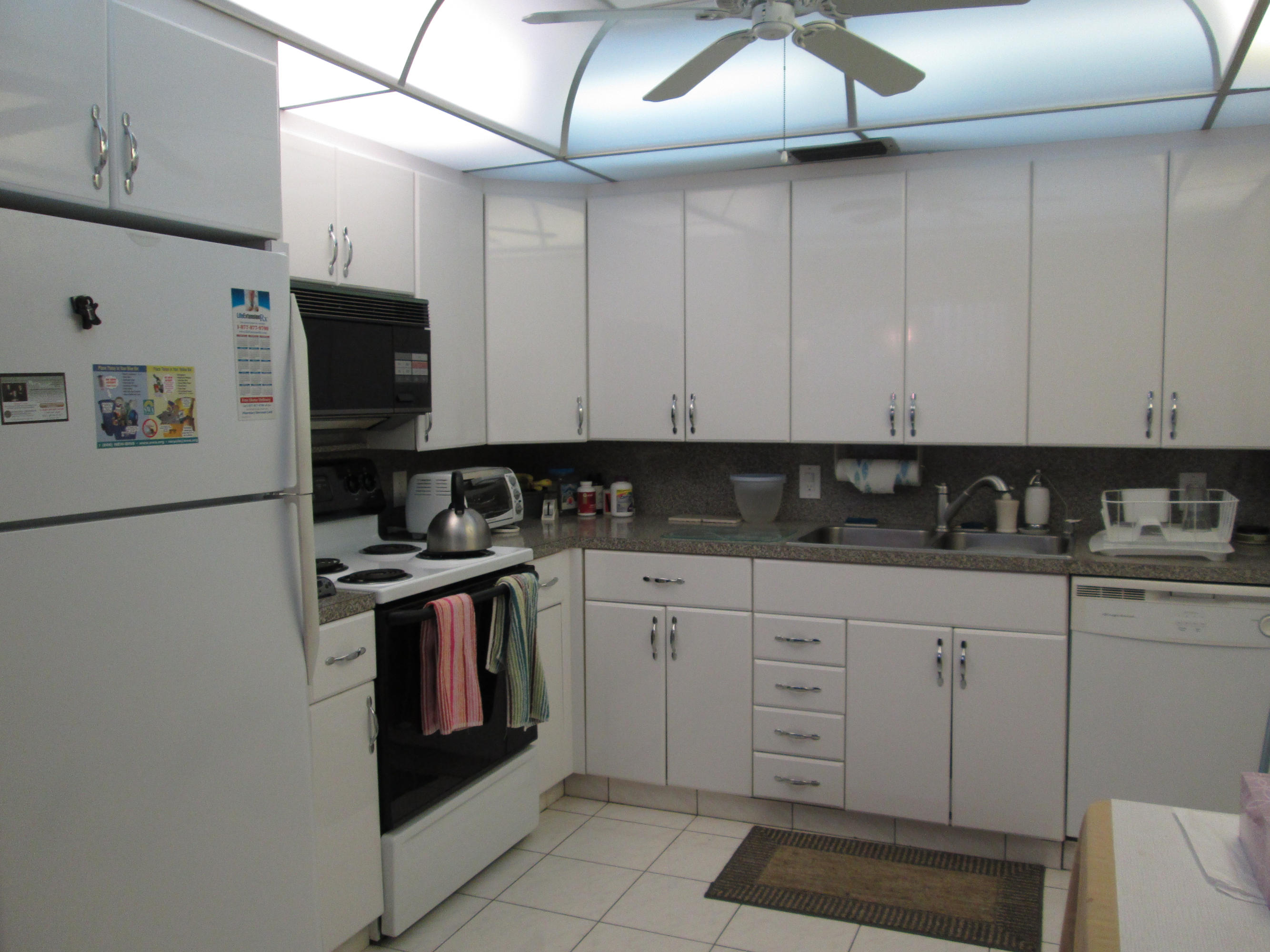 4033 Wolverton East, Unit 4033 Boca Raton, FL 33434 - Photo 4 of 13 kitchen