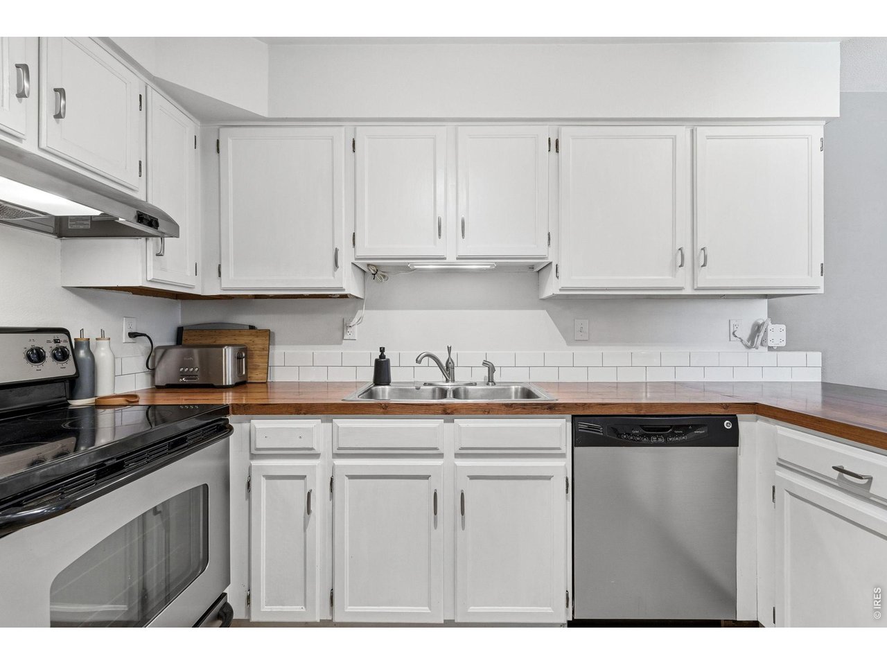2936 Eagle Way Boulder, CO 80301 - Photo 15 of 38 Large Kitchen with Storage