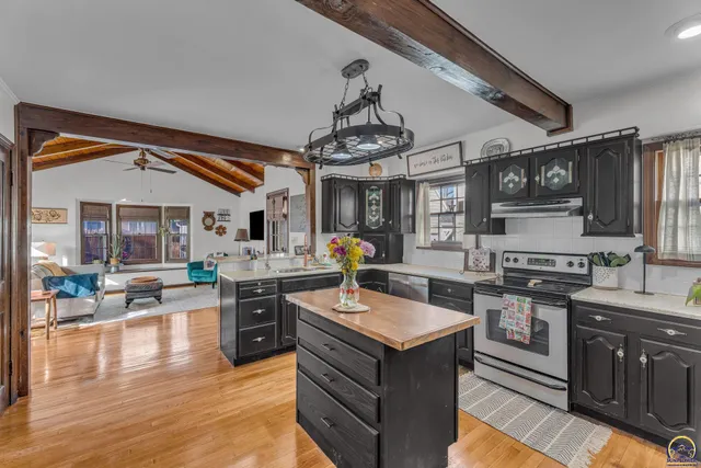 $299,900 | 1347 Southwest Campbell Avenue, Topeka, KS 66604