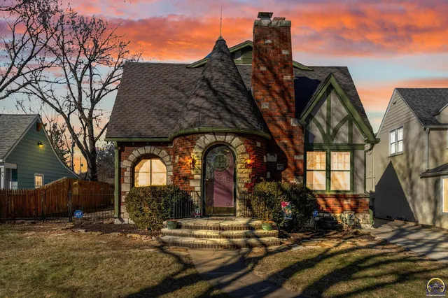 $299,900 | 1347 Southwest Campbell Avenue, Topeka, KS 66604