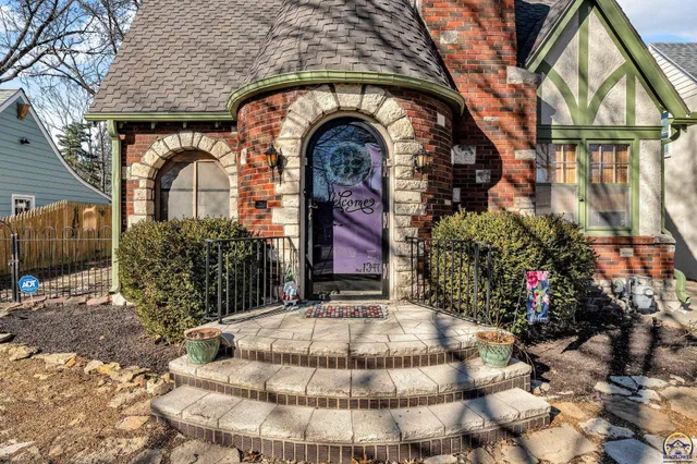 $299,900 | 1347 Southwest Campbell Avenue, Topeka, KS 66604