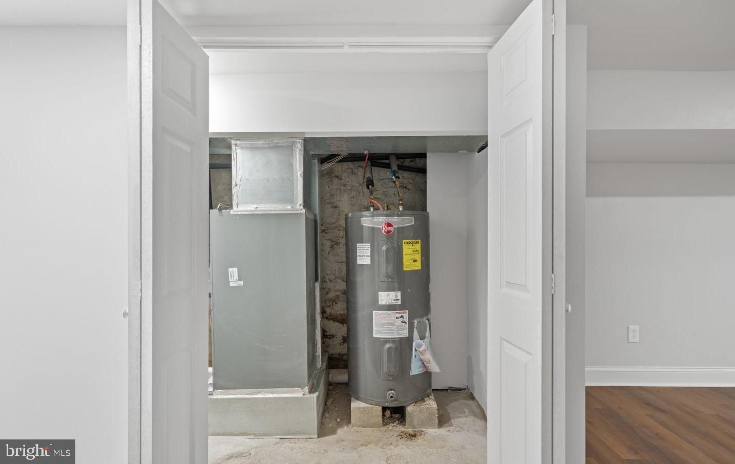 4847 Fairmount Avenue Philadelphia, PA 19139 - Photo 27 of 35 a hallway with sliding door and front door