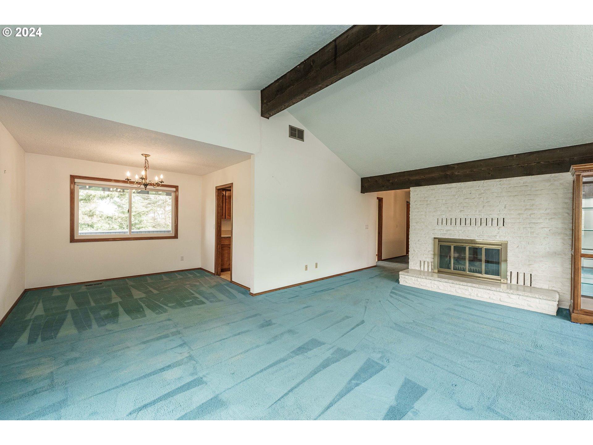 515 Southwest 7th Street Gresham, OR 97080 - Photo 5 of 35 Living Room/Dining Room