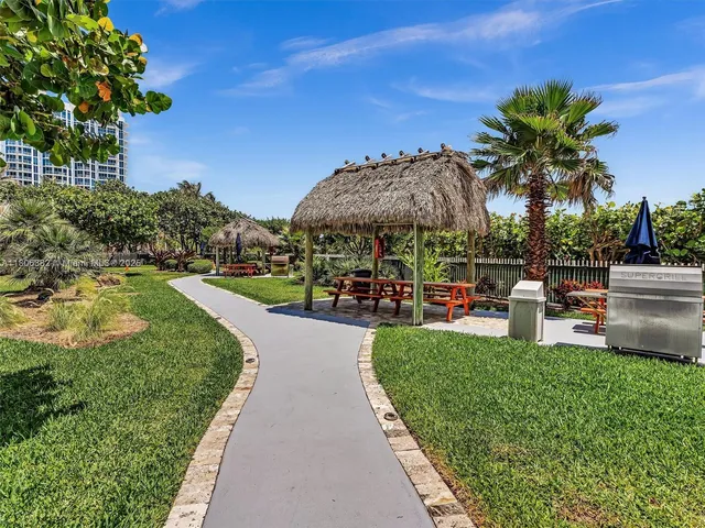 $829,000 | 6423 Collins Avenue, Unit 409, Miami Beach, FL 33141