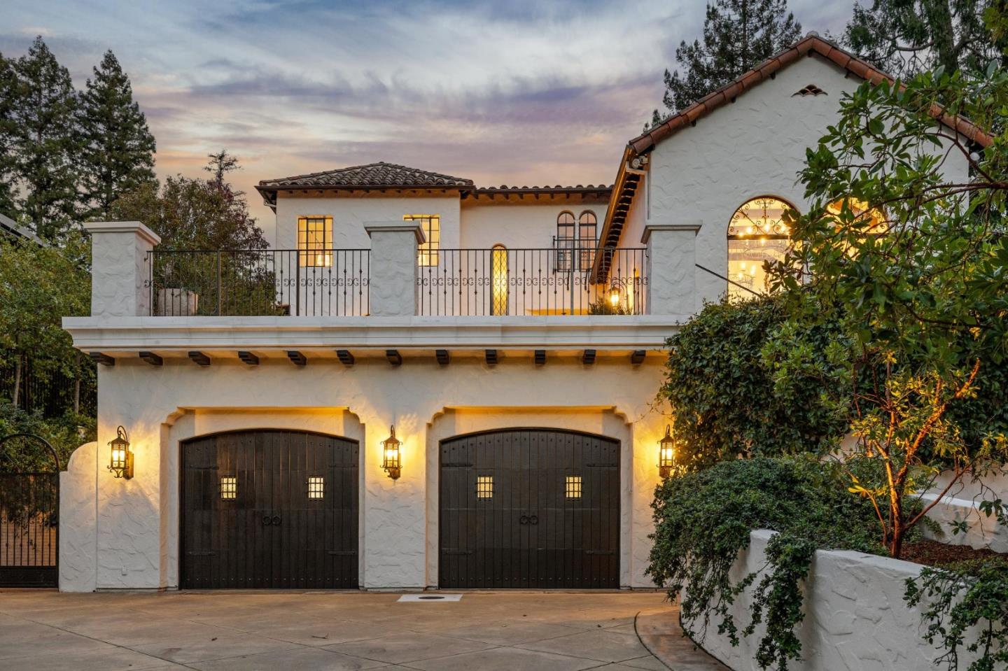 414 Edgewood Road San Mateo, CA 94402 - Photo 94 of 112 a front view of a house with yard