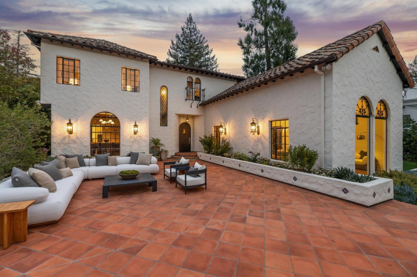 414 Edgewood Road San Mateo, CA 94402 - Photo 98 of 112 a front view of a house with patio