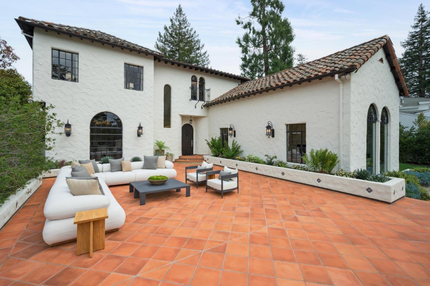 414 Edgewood Road San Mateo, CA 94402 - Photo 10 of 112 a front view of a house with patio
