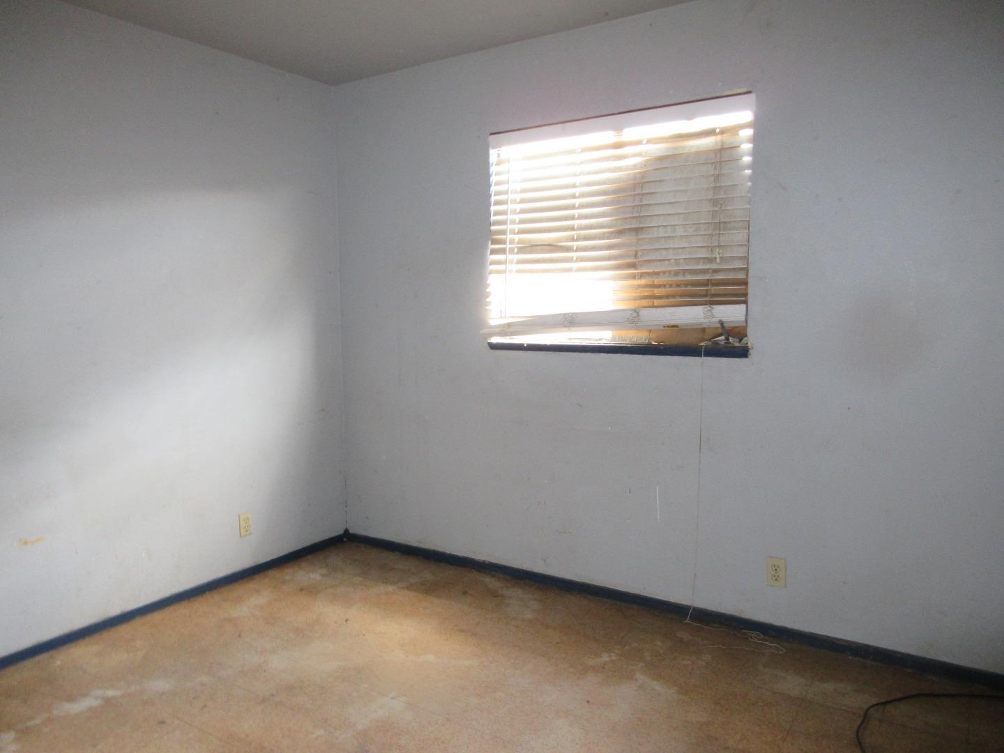 696 Coyote Road San Jose, CA 95111 - Photo 14 of 18 an empty room with a window