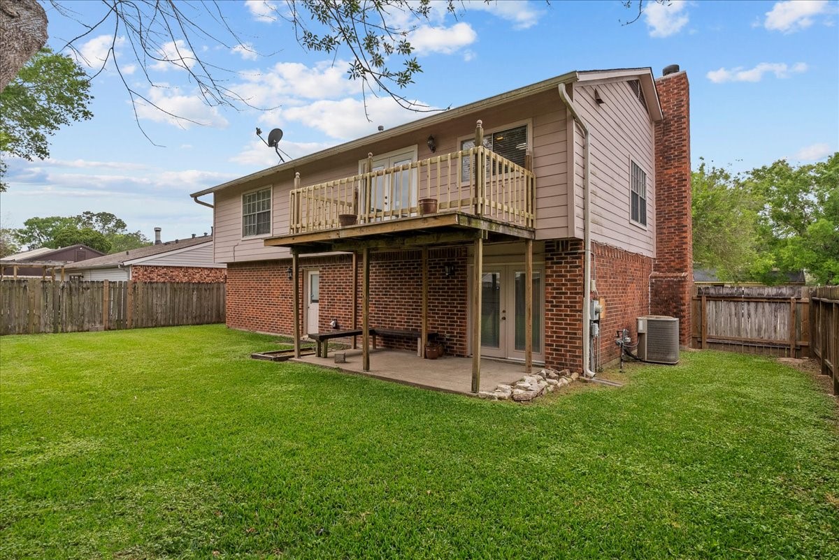 430 Redway Lane Houston, TX 77598 - Photo 4 of 43 a view of a house with a yard and sitting area