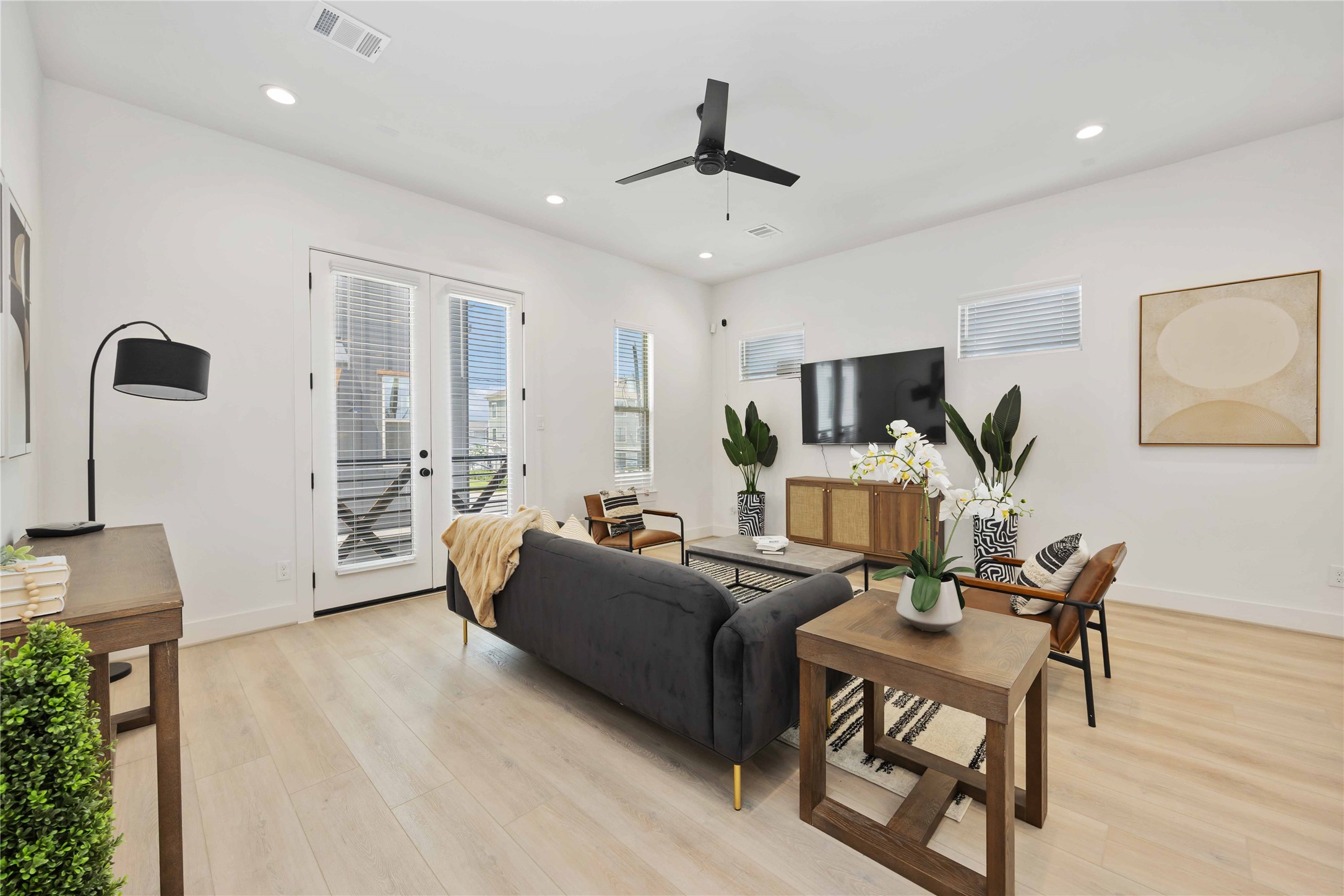 7805 Amelia Road, Unit B Houston, TX 77055 - Photo 5 of 34 a living room with furniture