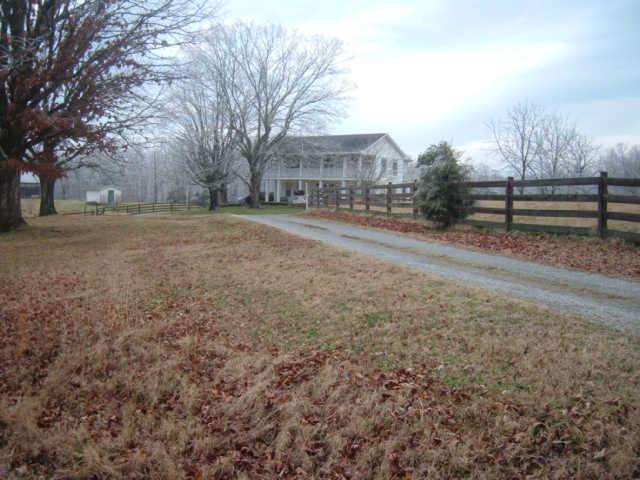 1550 Liberty Road Charlotte, TN 37036 - Photo 7 of 14 Empressive homeplace from any angle.
