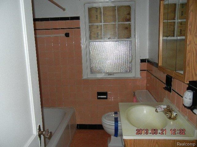 18479 Sunderland Road Detroit, MI 48219 - Photo 7 of 12 Sunderland bath.jpeg