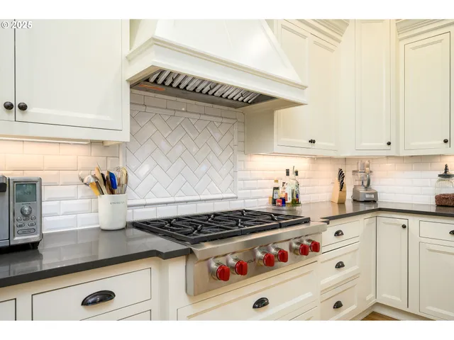 $2,000,000 | 11790 Northwest Fox Ridge Road, McMinnville, OR 97128