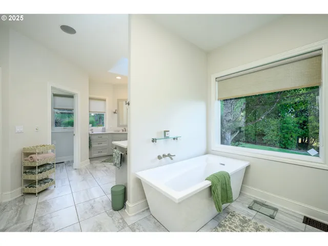 $2,000,000 | 11790 Northwest Fox Ridge Road, McMinnville, OR 97128