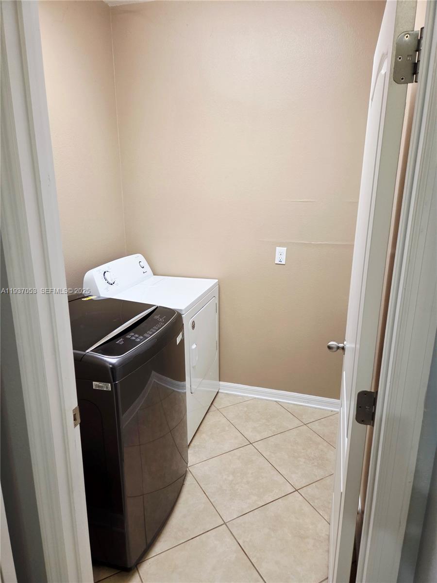 9181 Shepton Street, Unit 9181 Orlando, FL 32825 - Photo 23 of 41 a utility room with dryer and washer
